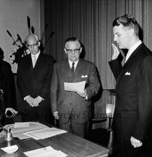 Gottfried Baethge: Amtseinführung: Rathaussitzungssaal: Vereidigung durch Bürgerworthalter Georg Koch im Beisein von Landrat Wennemar Haarmann: 30. September 1968