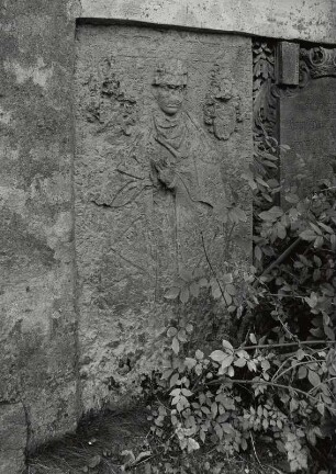Königshain (Kreis Görlitz), Friedhof. Grabstein für ? mit Personendarstellung