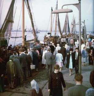 Hamburg. Altona. Markttreiben auf dem Fischmarkt. Kundschaft kauft direkt vom Boot