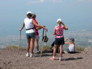 Neapel - Vesuvgipfel mit Touristen : Der Vesuv bei Neapel, aufgenommen 2004, ist ein beliebtes Touristenziel