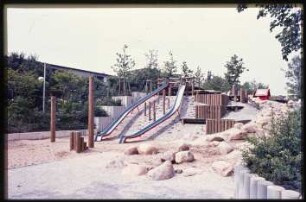 Spielplatz auf dem Außengelände der Autobahnüberbauung Schlangenbader Straße