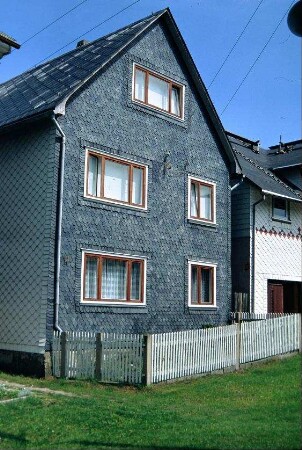 Wohnhausgiebel und Vorgarten
