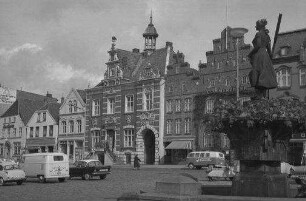 Husum: Brunnen und Rathaus