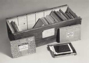 Holzkiste mit etwa 165 Negativplatten 9 x 12 cm bis 18 x 24 cm, aufgefunden am 12. September 1998 im Gebäude Marienallee 12 der Sächsischen Landesbibliothek - Staats- und Universitätsbibliothek (SLUB) Dresden