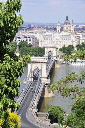 Budapest - Kettenbrücke über die Donau : Blick vom Burgberg auf die Kettenbrücke. Aufgenommen in der City von Budapest am 13. Juni 2011