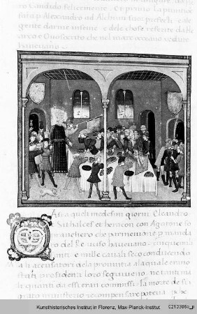 Plutarch: Vita Alexanders des Großen : Textseite mit ornamentaler Initiale (Q) und Miniatur: Bankettszene am Hof Alexanders