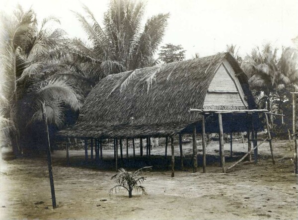 "Neues unvollendetes Haus, mit Baugerüst, Fisoa"