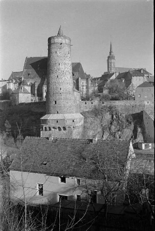 Bautzen. Stadtzentrum mit Alter Wasserkunst und Dom St. Petri. Blick von der Friedensbrücke nach Norden