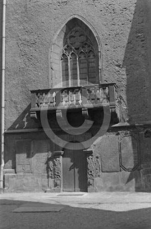 Portal, Balkon und gotisches Fenster an der kath. Pfarrkirche Hirschberg