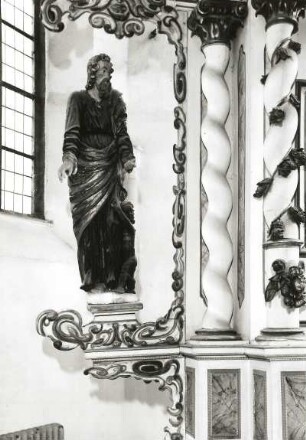 Altaraufsatz : Altaraufsatz. Holz, geschnitzt, gefasst. 1666. Detail: Evangelist Matthäus. Haldensleben, Stadtkirche