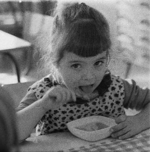 Dresden-Johannstadt, Elisenstraße. Kindergarten. Mädchen beim Mittagessen