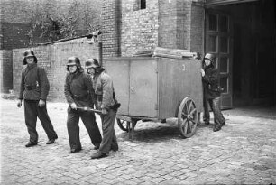 Aufnahmen der Feuerwehr Berlin bei Rettungsübungen : Feuerwehrleute mit Löschwagen