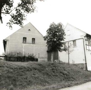Niederalbertsdorf, Dorfstraße 110. Vierseithof (19. Jh.). Scheune und Seitengebäude. Gartenansicht