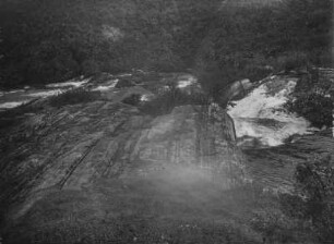 Tonschiefer : Tonschiefer am Ufer eines Flusses