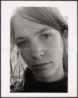 Porträt eines jungen Mädchens (Sonderthema: Ein Bild von mir - Selbstporträts und Selbstdarstellungen)