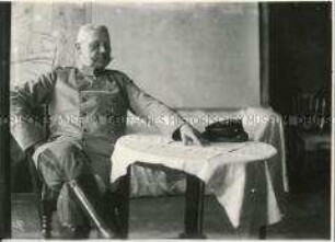 Paul von Hindenburg am Tisch sitzend