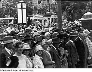 Szene aus dem Dokumentarfilm "Festzug der Dresdner Feuerwehr" anläßlich der Ausstellung "Der Rote Hahn": Zuschauer