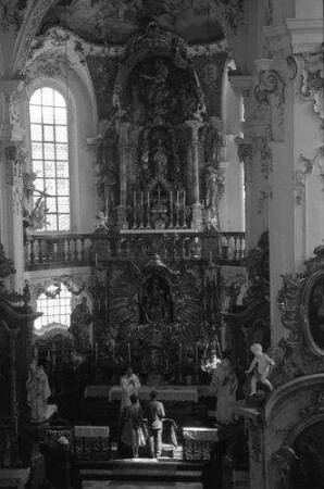 Andechs: Inneres der Kirche, mit Brautleuten vor dem Altar