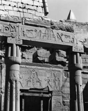 Luxor. Tempel von Luxor. Kapelle Thutmosis III. (1550ante/1291ante). Gebälkfries der Säulenvorhalle vor dem mittleren Sanktuar Amuns