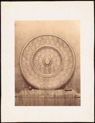 Weltausstellung 1867, Paris (?) Wappenschale: Präsentation einer Wappenschale mit Datierung von 1855 und kleiner Figürchen