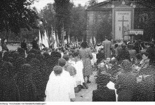 Dresden, Großer Garten, Fronleichnam-Prozession mit Bischof Heinrich Wienken, Juni 1952