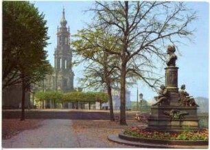 Dresden. Brühlsche Terrasse und Hofkirche, rechts Ernst Rietschel Denkmal