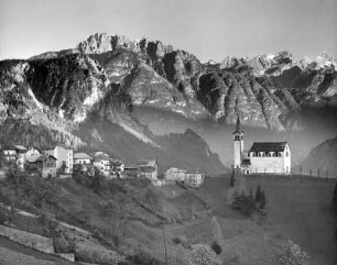 Dolomiten. Ortsansicht mit Kirche