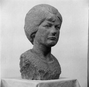 Frauenbüste : Frauenbüste. Granit (vor 1960; W. Arnold))