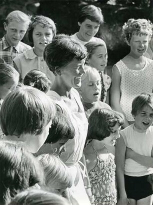 Hörnum Sylt. Kinderheim der Arbeiterwohlfahrt (AWO). Kinder und Jugendliche mit ihrer Erzieherin beim gemeinschaftlichen Singen