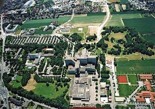 Hansjakob, Gottfried; Augsburg - Kriegshaber, Stenglinstr. 2; Klinikum Augsburg, Gestaltung Außenanlagen, Erholungspark - Luftbild Außenanlagen (Richtung Nordosten)