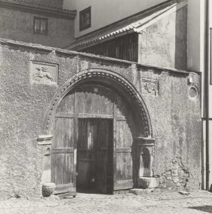 Jena-Zentrum, Jenergasse 12. Hauszeichen mit Hirsch, Sitznischenportal und Wappenstein vom ehemaligen Gasthof "Grüner Hirsch"