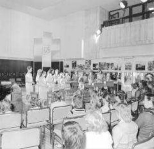 Musikdarbietung zum "Fest des Friedens und der Freundschaft" der DSF anlässlich des 70. Jahrestages der Oktoberrevolution in Berlin (Ost)