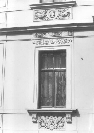 Dresden-Neustadt, Radeberger Straße 25. Wohnhaus (1871). Tor. Fenster (Erdgeschoß)