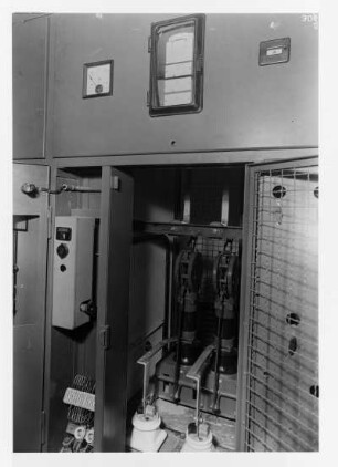 Industrie-Kraftwerk. Schaltschrank (offen) der Station 8 (zur Elektrizitätsversorgung des Kraftwerkes) : Lauta (Niederlausitz). Industrie-Kraftwerk. Schaltschrank (offen) der Station 8 (zur Elektrizitätsversorgung des Kraftwerkes)