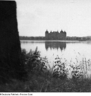 Moritzburg. Blick über den Schlossteich zum Schloss