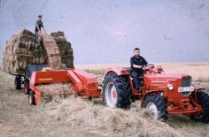 Fotografie: Futtererntetechnik, Hochdruckpresse, Ladeschurre, Zweiachsanhänger