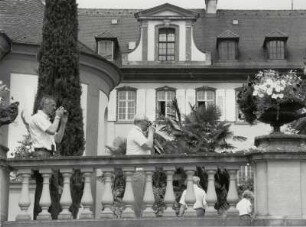 Insel Mainau, vor dem Schloß mit Touristen