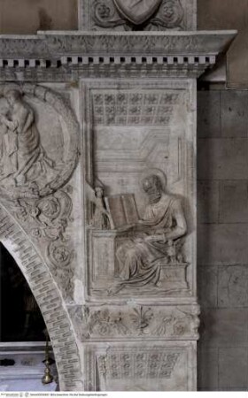 Marmorbogen, Die vier Evangelisten, Der Evangelist Matthäus