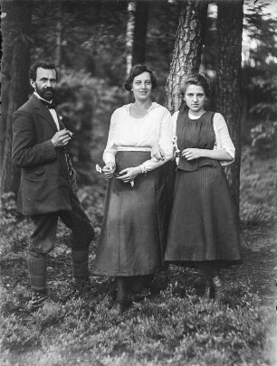 Rudolf Zimmermann : Rudolf Zimmermann und zwei Frauen.