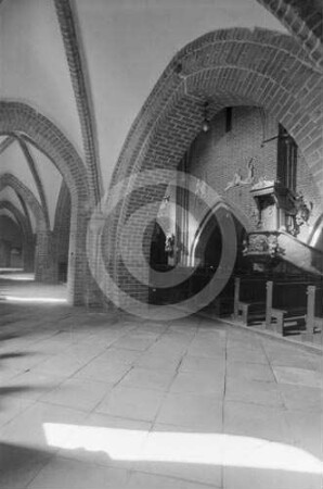 Seitenschiffsarkaden der Klosterkirche Groß Rauden