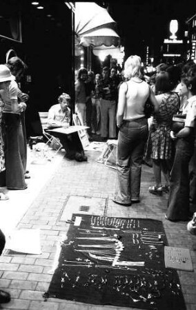 Düsseldorf: Fußgängerstraße, Verkaufsstände, Zeichner