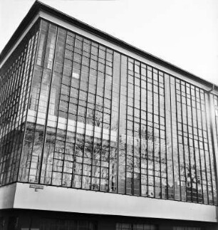 Glasvorhangfassade des Bauhauses in Dessaus