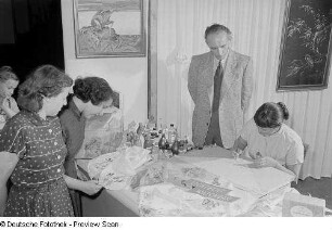 Ausstellungsstand mit Stoffmalfarben