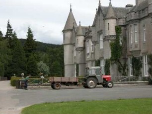 Gärtner arbeitet im Park von Balmoral Castle
