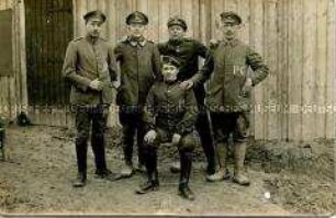 Deutsche Kriegsgefangene vor einem Lagergebäude