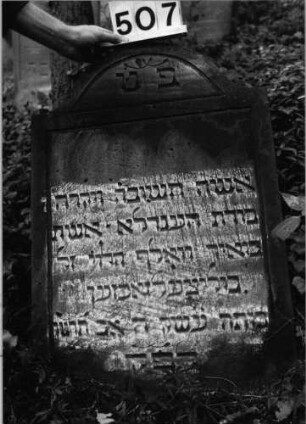 Grabstein 507 (Index: 99803844) Material: sandstein Zustand: gut Maße HxBxT: 80x55x10 cm Beschreibung: Stele mit Karniesbogen und profiliertem Rand, Giebelfeld: Grabstein 507