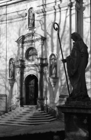 Münstertal: St. Trudpert; Treppe und Portal zur Kirche