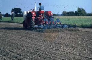 Fotografie: Bodenbearbeitungsgerät, Saatbettkombination, Grubber, Egge, Dosiereinrichtung, Frontanbau, Weiste- Dreieck