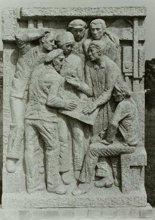 Brigadegespräch (Relief) : Brigadegespräch (Relief). Betonguß; 175 x 130 cm (um 1975; J. Peschel). Dresden-Altstadt, Plastikgarten Leningrader Straße (St. Petersburger Straße)