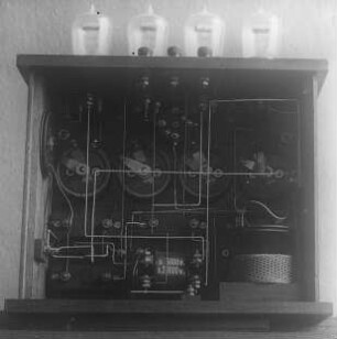 Entwicklungsstufen eines Rundfunkempfängers: 6. Fertiger Apparat, Innenansicht, Radiofrequenz : 70001230Technikgeschichte | Elektrotechnik | Radiotelegraphie und -telephonie | Aus der Fabrikation der Rundfunkempfänger (Radiofrequenz) | Entwicklungsstufen eines Rundfunkempfängers